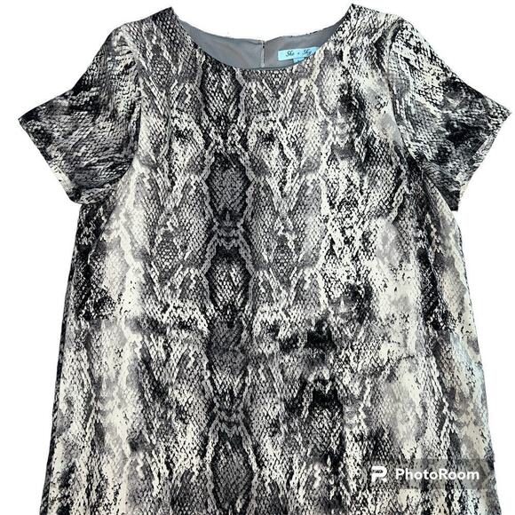 She + Sky Snakeskin Print Lined Short Sleeve Mini Shift Dress Size L Gray White - Picture 5 of 13